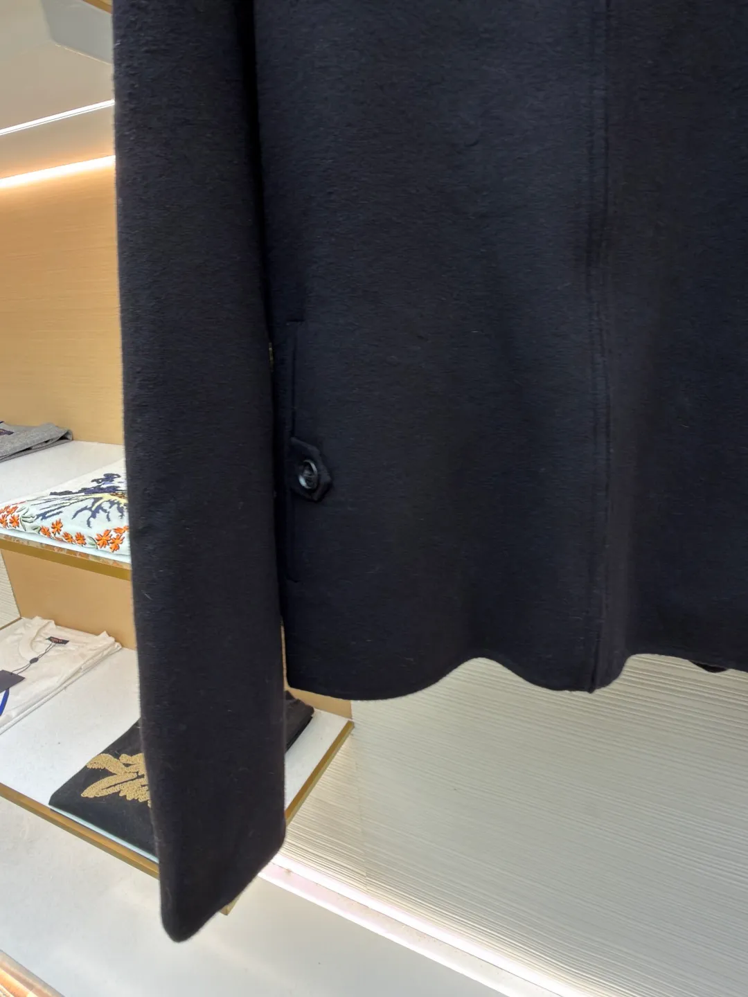 Acne Studios lapel zipper off-shoulder long-sleeved wool jacket ●Original version: Purchased and developed at 7499 ●Item number: 1681820-C85 ●Fabric: wool fabric ●Technology: Made on positioning cutting machine ●Color: black ●Version: fitted version ●Weight: about 1215 grams ●Size: 46-48-50 ●Description: Made of high-density wool blended fabric, treated with double-sided worsted spinning process, it feels soft and waxy and has good drape. The body adopts a hidden zipper + lapel design, with a neat neckline; the pockets on both sides have a welt structure and are decorated with buttons of the same color, with exquisite details. The overall shape is slightly loose, the hem is naturally curved, and the edges are reinforced with overlocking technology, which not only retains the soft texture of the fabric, but also improves the durability, and combines simple style with advanced craftsmanship. The overall wiring is straight and delicate, the fabric is comfortable and soft, and the color is consistent without color difference. It can be matched with the same style to create a fashionable look and control various occasions. Customized accessories, complete with three standards, same style for men and women!